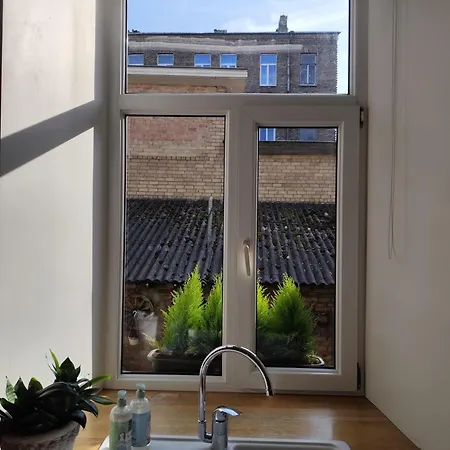 Old Town Cosy One Bedroom With Fireplace