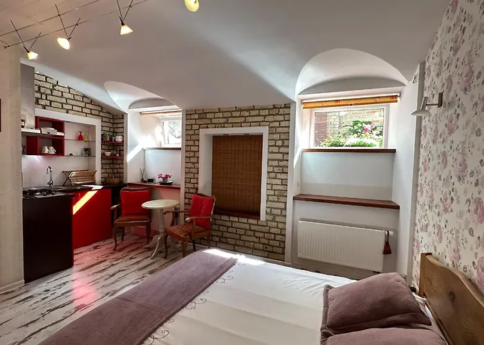 Old Town Cosy One Bedroom With Fireplace شقة *