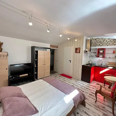 Old Town Cosy One Bedroom With Fireplace