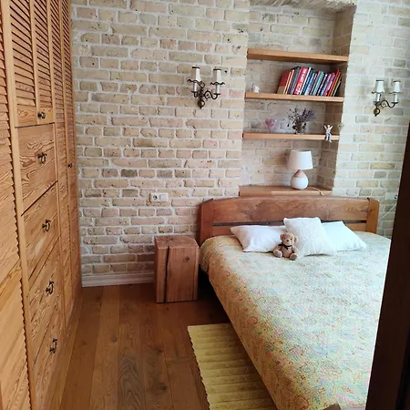 Old Town Cosy One Bedroom With Fireplace