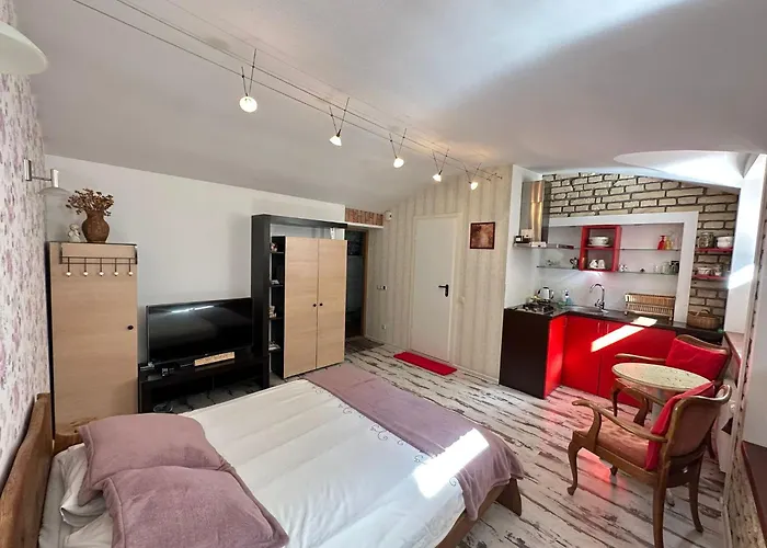 Old Town Cosy One Bedroom With Fireplace